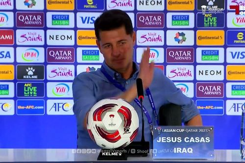 HLV Casas bị tấn công: AFC ra án phạt nhà báo Iraq