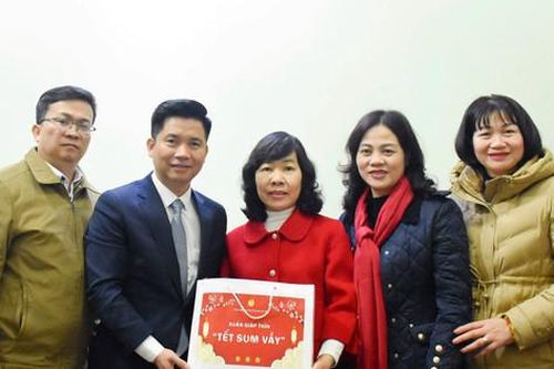 Ngành Giáo dục Hà Nội thăm, tặng quà nhà giáo mắc bệnh hiểm nghèo