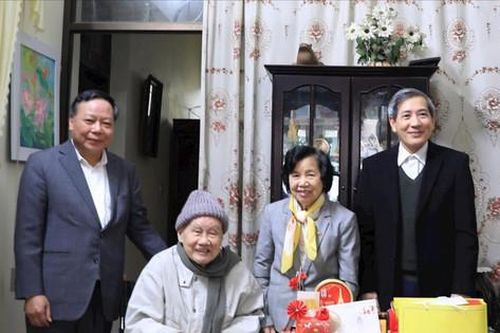 Phó Bí thư Thành ủy Nguyễn Văn Phong thăm, chúc Tết gia đình lão thành cách mạng