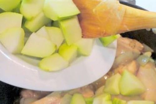 Tại sao xương hầm nhanh nhừ khi cho thêm đu đủ xanh?