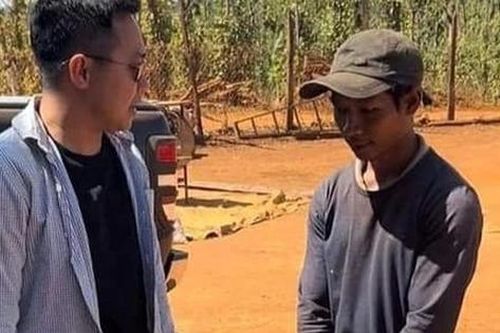 Tông bể đèn xe ô tô, người đàn ông chờ 2 tiếng để gặp chủ xe