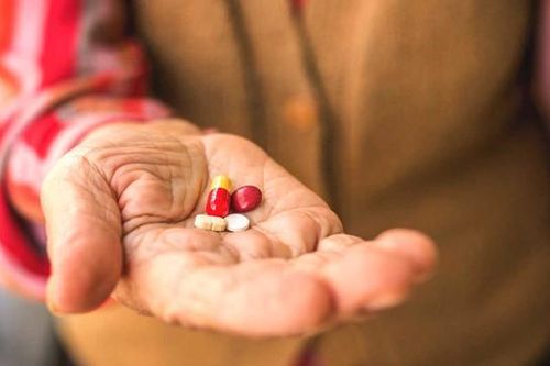 Bổ sung vitamin cho người cao tuổi có thực sự cần thiết