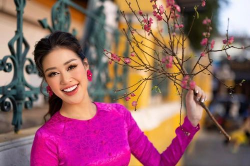 Không chọn áo dài, Hoa hậu Khánh Vân diện áo bà ba rực rỡ trong bộ ảnh đón Tết