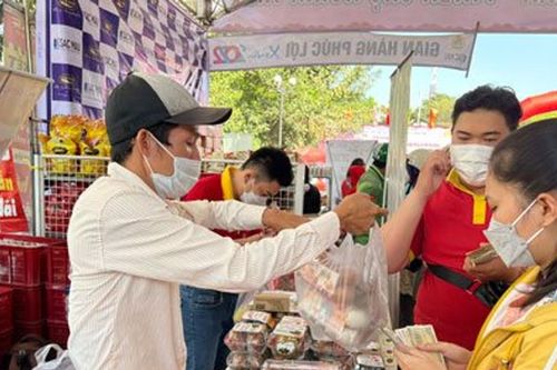 Chăm lo Tết cho dân