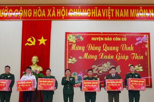 Lãnh đạo tỉnh Quảng Trị thăm, chúc Tết quân và dân huyện đảo Cồn Cỏ