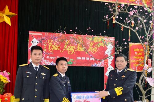 Bộ Tư lệnh Vùng 1 Hải quân thăm, chúc Tết quân dân đảo Trần