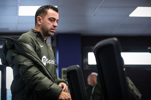 Xavi thừa nhận cảm thấy vô dụng khi làm HLV Barca