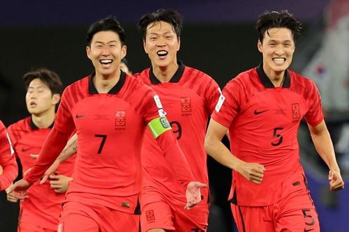 Hàn Quốc vào tứ kết Asian Cup sau loạt luân lưu