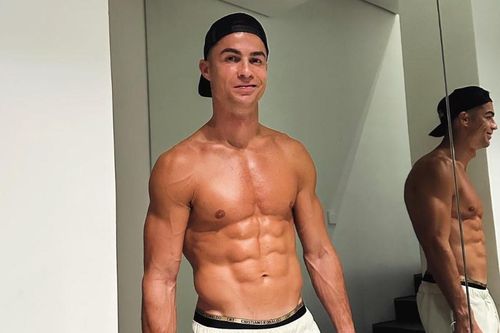 Cơ bụng 6 múi của Ronaldo khi sắp 39 tuổi