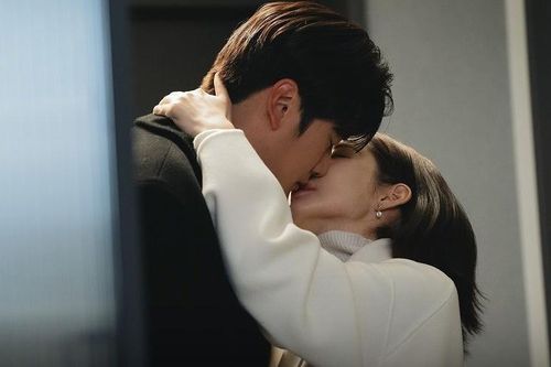 Nụ hôn nóng bỏng của Park Min Young và Na In Woo gây sốt