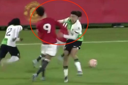 Hành vi côn đồ gây phẫn nộ của sao trẻ Liverpool với cầu thủ MU