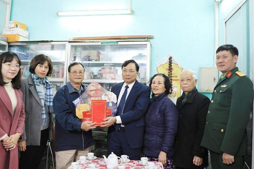 Bí thư Quận ủy Hai Bà Trưng thăm gia đình người có công với cách mạng