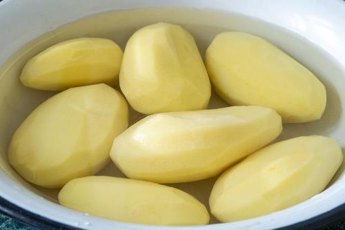 Tại sao nên ngâm khoai tây trước khi chế biến?