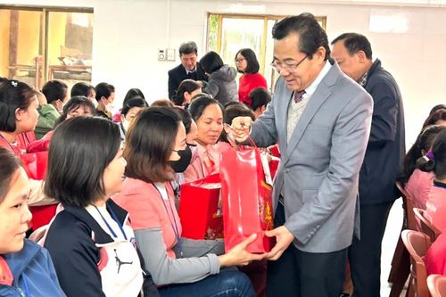 Chia sẻ khó khăn trong dịp Tết với công nhân ngành Dệt - May Hà Nội