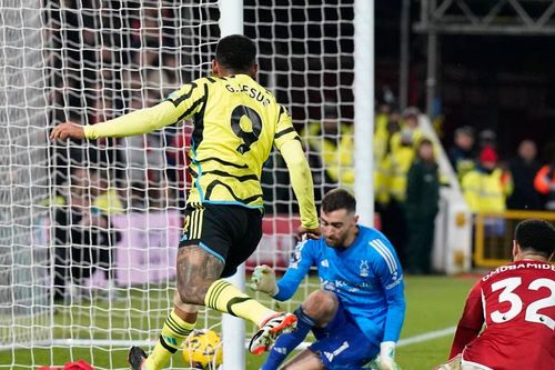 Jesus kéo dài kỷ lục, giúp Arsenal giành chiến thắng để bám sát Liverpool trong cuộc đua vô địch