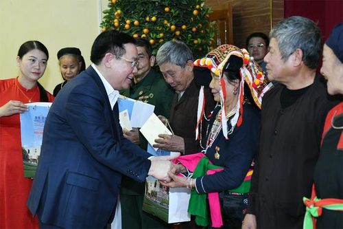 Chủ tịch Quốc hội chúc Tết, tặng quà hộ chính sách, công nhân, Trung đoàn Không quân 921 tại Yên Bái