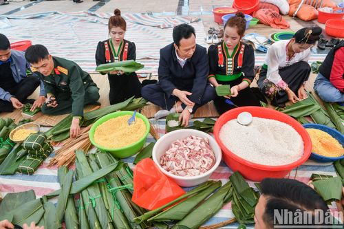 Những bếp lửa 'nghĩa tình' nấu bánh chưng xanh ở Nậm Pồ