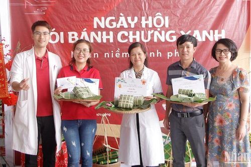 Ngày hội Gói bánh chưng xanh trao tặng bệnh nhân nghèo