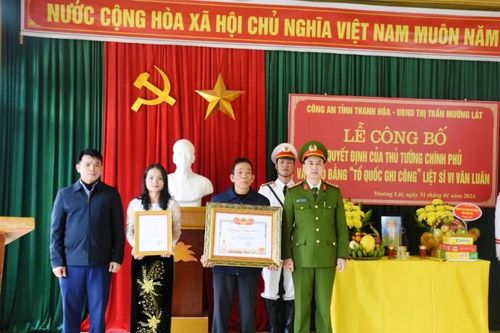 Trao Bằng Tổ quốc ghi công liệt sĩ Vi Văn Luân cho thân nhân