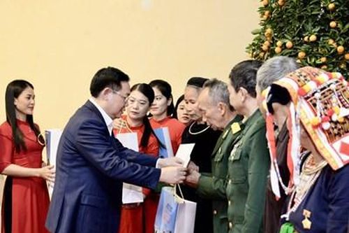 Chủ tịch Quốc hội Vương Đình Huệ trao quà Tết tặng gia đình chính sách, hộ nghèo, công nhân khó khăn tại Yên Bái