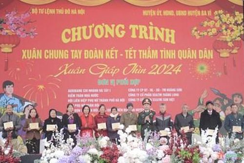 Chương trình 'Xuân chung tay đoàn kết-Tết thắm tình quân dân' tại huyện Ba Vì