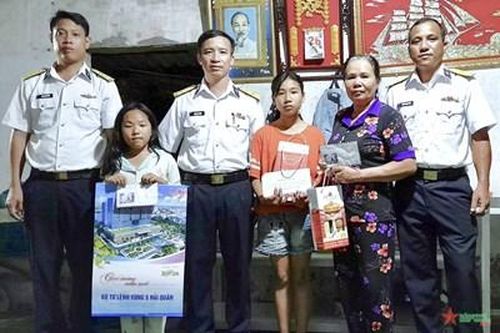 Trung đoàn 551, Vùng 5 Hải quân thăm, tặng quà con ngư dân được nhận đỡ đầu