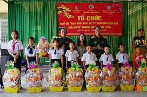 Ngày hội 'Xuân khu 5 đoàn kết – Tết thắm tình quân dân' trên vùng biên Ea Súp (Đắk Lắk)