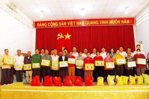 Lữ đoàn 162, Vùng 4 Hải quân thăm, chúc Tết gia đình chính sách xã miền núi Sơn Lâm