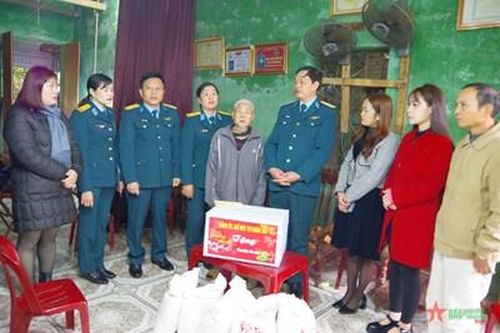 Đoàn công tác Sư đoàn 363 thăm, chúc tết các gia đình chính sách tại TP Hải Phòng