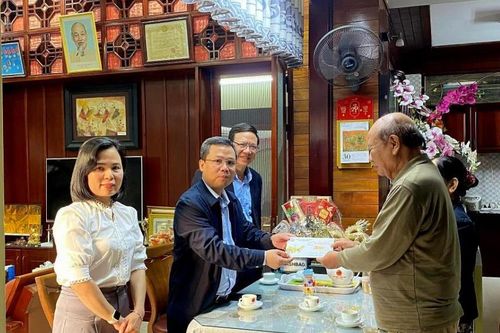 Trao quà các gia đình chính sách, người có công cách mạng