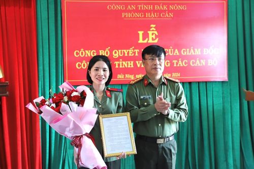 Công an Đắk Nông trao quyết định tuyển dụng cán bộ đối với em ruột Liệt sĩ Vũ Văn Nam