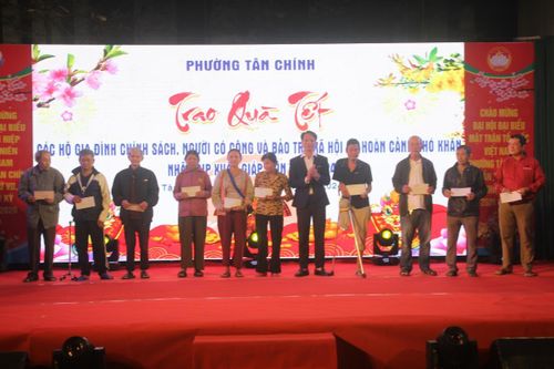 Hội diễn văn nghệ 'Mừng Đảng-Đón Xuân' và trao quà Tết cho hộ nghèo