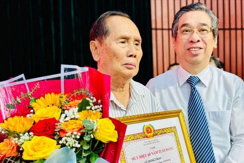 Phó Bí thư Thành ủy TPHCM Nguyễn Phước Lộc trao Huy hiệu Đảng cho đảng viên cao tuổi đảng ở quận 12