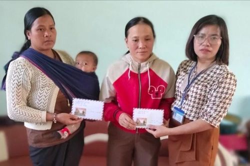 Bạn đọc Báo SGGP mang quà tết đến với 2 cháu bé tật nguyền