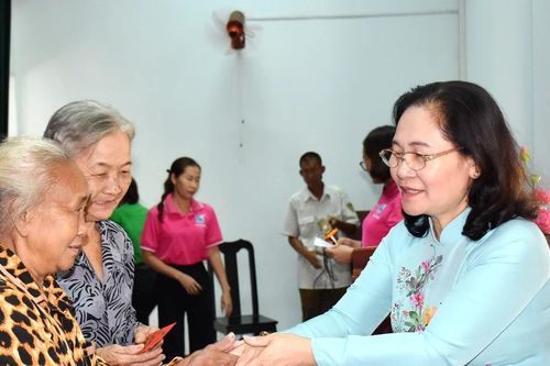 Trao quà 'Xuân yêu thương – Tết nghĩa tình' đến người dân huyện Hóc Môn