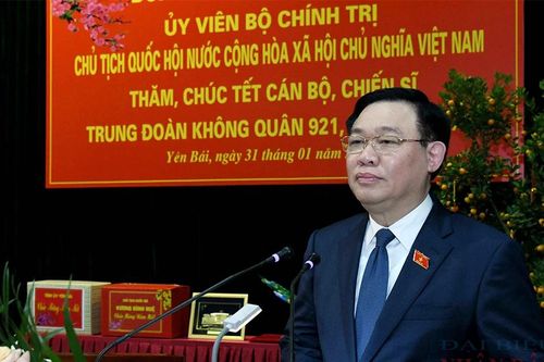Chủ tịch Quốc hội Vương Đình Huệ thăm, chúc tết cán bộ, chiến sĩ Trung đoàn Không quân 921