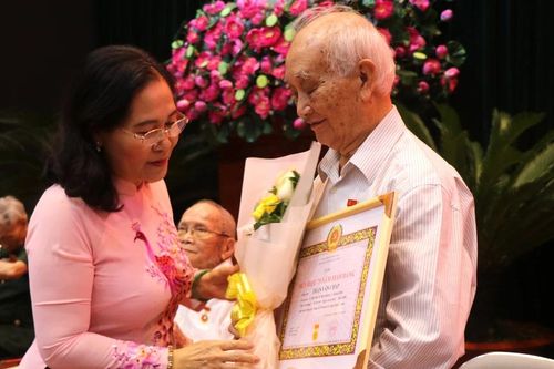Chủ tịch HĐND TPHCM Nguyễn Thị Lệ trao Huy hiệu Đảng tại quận Bình Thạnh