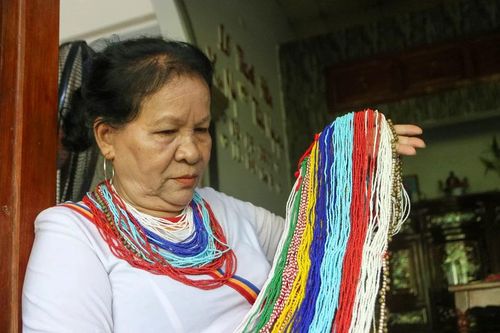 Người Cor chuẩn bị trang sức vòng cườm mừng xuân mới