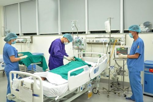 Bôi thuốc ngoài da, người bệnh 65 tuổi ngừng tim phổi do sốc phản vệ