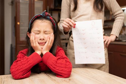 Sai lầm nguy hiểm khi trách mắng con