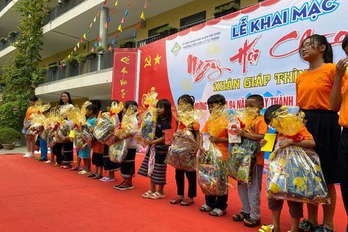 'Xuân yêu thương' dạy học sinh về sự sẻ chia