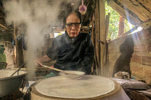 Làng nghề bánh tráng Túy Loan Đà Nẵng 'đỏ lửa' xuyên đêm vào dịp Tết