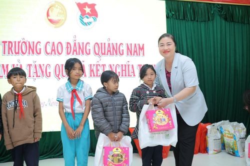 Trường Cao đẳng Quảng Nam tặng quà cho học sinh khó khăn ở xã biên giới Tr'Hy