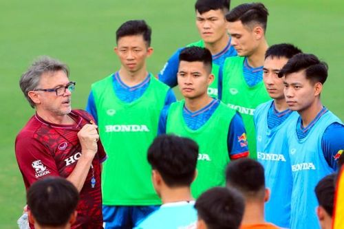 7 ngôi sao báo tin vui cho HLV Troussier