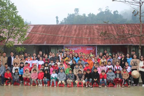 Mang 'Xuân yêu thương' đến với các em học sinh vùng cao