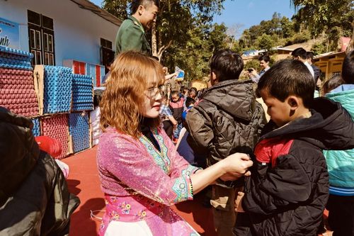 Báo GD&TĐ chuyển trao hàng trăm suất quà ý nghĩa đến học sinh Mường Mươn