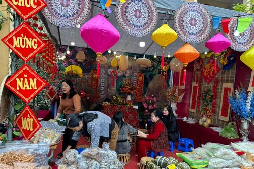 Phiên chợ 'Xuân yêu thương', ấm tình thầy trò dịp Tết