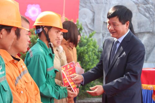 Trao gần 5.000 phần quà cho người lao động tại Điện Biên