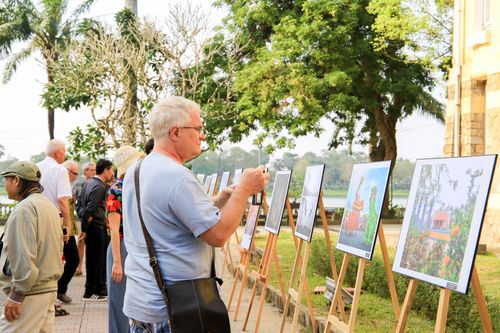 Du khách nước ngoài thích thú ngắm 60 tác phẩm nghệ thuật 'Những nẻo đường Xuân'