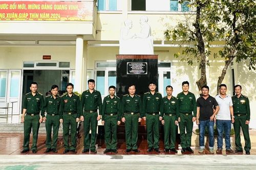 Đồn Biên phòng Sơn Trà khánh thành tượng đài Bác Hồ với chiến sĩ Biên phòng